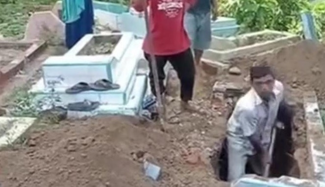 Tangkapan Layar Video : Makam Pasutri Dibongkar di Bulukumba