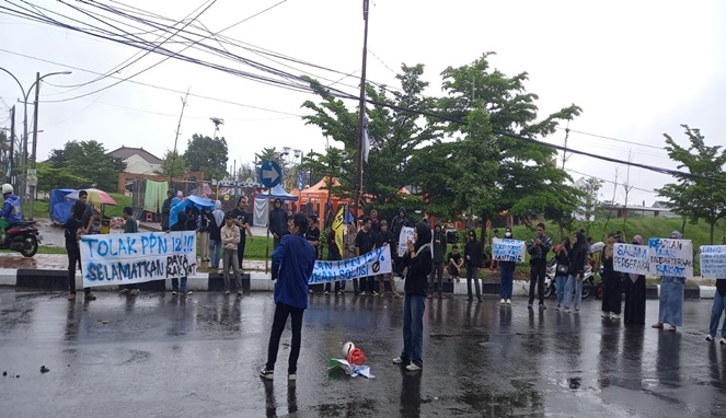 Aksi PMII Gowa di Bawah Rintik Hujan Menyuarakan Aspirasi dan Menolak Kenaikan PPN 12 Persen