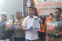 Kasat Reskrim Polres Gowa, AKP Bahtiar menunjukkan sejumlah barang bukti yang digunakan pasutri dalam menjalankan aksinya (Ist)
