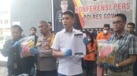 Kasat Reskrim Polres Gowa, AKP Bahtiar menunjukkan sejumlah barang bukti yang digunakan pasutri dalam menjalankan aksinya (Ist)
