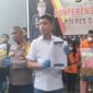 Kasat Reskrim Polres Gowa, AKP Bahtiar menunjukkan sejumlah barang bukti yang digunakan pasutri dalam menjalankan aksinya (Ist)