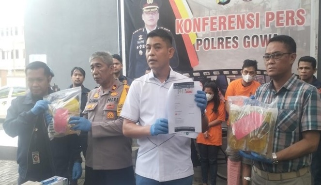 Kasat Reskrim Polres Gowa, AKP Bahtiar menunjukkan sejumlah barang bukti yang digunakan pasutri dalam menjalankan aksinya (Ist)