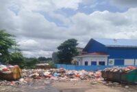 Tumpukan sampah menggunung di belakang kantor Dishub Kabupaten Maros