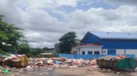 Tumpukan sampah menggunung di belakang kantor Dishub Kabupaten Maros
