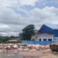Tumpukan sampah menggunung di belakang kantor Dishub Kabupaten Maros