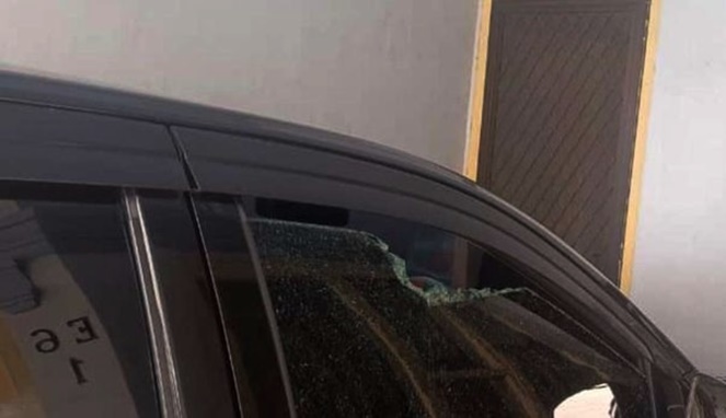 Mobil taksi online yang diserang geng motor di Hertasning (Ist)