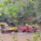 Excavator terlihat sibuk menggali dan mengangkut material ke dalam dump truck di lokasi tambang ilegal Bone