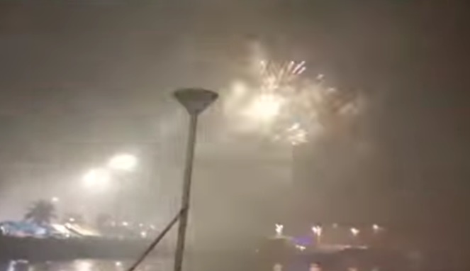 Langit Anjungan Pantai Losari Bertabur Kembang Api