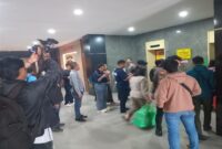 Gabungan Advoka Sulsel mendatangi Mapolda Sulsel menuntut dan meminta pelaku kasus penembakan rekan sejawat di Bone ditangkap.