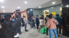 Gabungan Advoka Sulsel mendatangi Mapolda Sulsel menuntut dan meminta pelaku kasus penembakan rekan sejawat di Bone ditangkap.