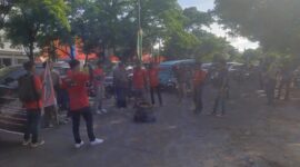 Aksi Demonstrasi Sejumlah Mahasiswa di Kantor Disdik Sulsel