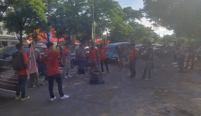 Aksi Demonstrasi Sejumlah Mahasiswa di Kantor Disdik Sulsel