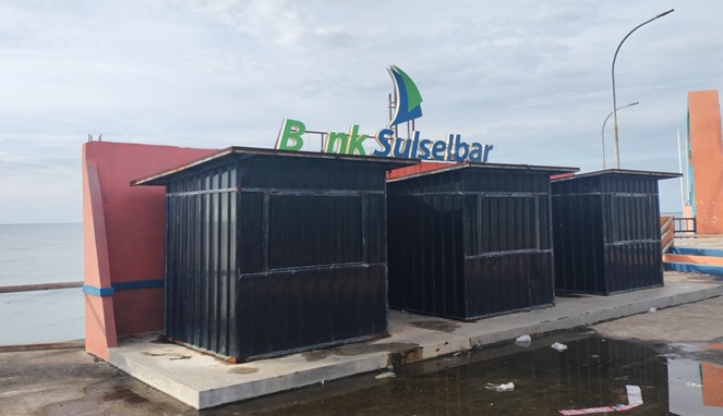 Proyek gerobak kontainer di Pantai Sumpang Binangae, Barru