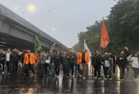 Aliansi BEM Universitas Se-kota Makassar menggelar aksi demonstrasi di Fly Over dan depan Kantor DPRD Sulsel