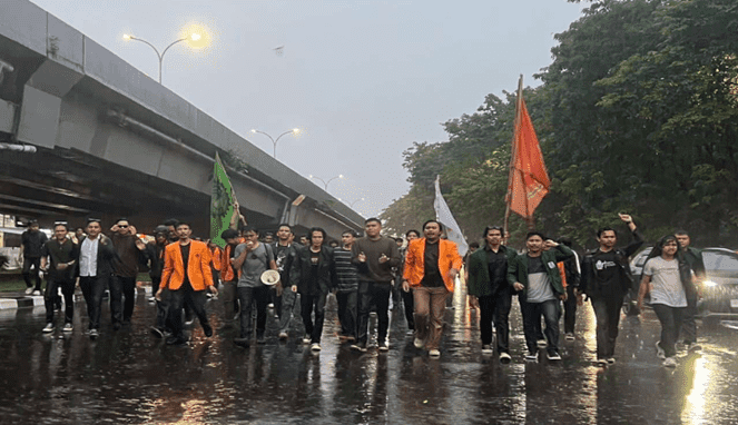 Aliansi BEM Universitas Se-kota Makassar menggelar aksi demonstrasi di Fly Over dan depan Kantor DPRD Sulsel