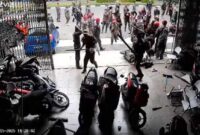 Foto Tangkapan Layar Video Ormas GRIB Serang Markas Pemuda Pancasila