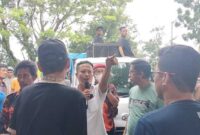 Massa Aksi Berunjuk Rasa Tolak Indomaret