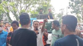 Massa Aksi Berunjuk Rasa Tolak Indomaret