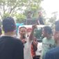 Massa Aksi Berunjuk Rasa Tolak Indomaret