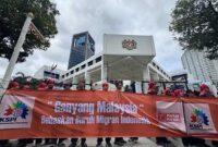 Sejumlah buruh melakukan aksi unjuk rasa di depan Kedubes Malaysia (Foto Bloomberg Technoz/Andrean Kristianto)