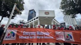 Sejumlah buruh melakukan aksi unjuk rasa di depan Kedubes Malaysia (Foto Bloomberg Technoz/Andrean Kristianto)