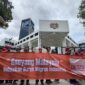 Sejumlah buruh melakukan aksi unjuk rasa di depan Kedubes Malaysia (Foto Bloomberg Technoz/Andrean Kristianto)
