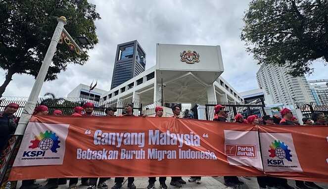 Sejumlah buruh melakukan aksi unjuk rasa di depan Kedubes Malaysia (Foto Bloomberg Technoz/Andrean Kristianto)