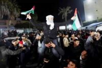 Seorang pria merayakan gencatan senjata Israel-Gaza di Deir Al-Balah in the central Gaza Strip (Ist)