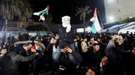 Seorang pria merayakan gencatan senjata Israel-Gaza di Deir Al-Balah in the central Gaza Strip (Ist)
