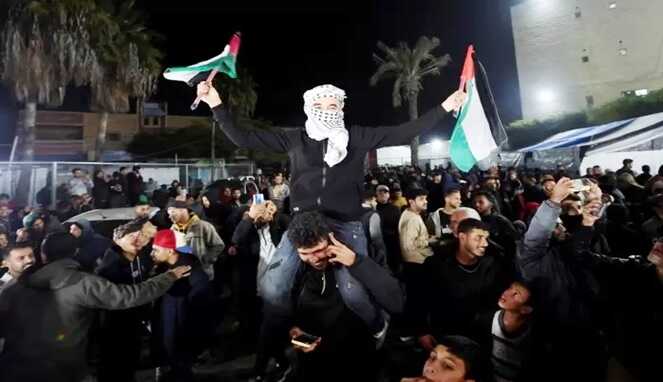 Seorang pria merayakan gencatan senjata Israel-Gaza di Deir Al-Balah in the central Gaza Strip (Ist)