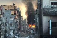 Kebakaran membakar bagian dalam rumah warga Palestina selama operasi militer Israel (Foto: Reuters)