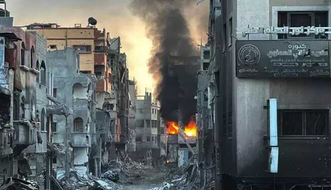 Kebakaran membakar bagian dalam rumah warga Palestina selama operasi militer Israel (Foto: Reuters)