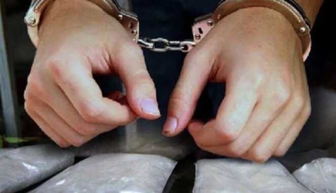 Foto Ilustrasi : Tersangka dengan barang bukti sabu diamankan polisi