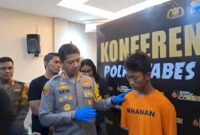 Pelaku Pemerkosaan dan Pembunuhan IRT di Makassar berinisial RL (18), saat diinterogasi oleh Kapolrestabes Makassar (Ist)