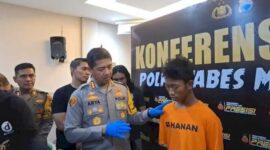 Pelaku Pemerkosaan dan Pembunuhan IRT di Makassar berinisial RL (18), saat diinterogasi oleh Kapolrestabes Makassar (Ist)