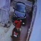 Rekaman CCTV, Mantan anggota TNI Angkatan Laut, Chandra alias Rudi, terlibat baku tembak dengan polisi. (Ist)