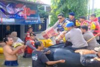 Kapolda Sulsel, Irjen Pol. Yudhiawan, bersama sejumlah pejabat utama Polda Sulsel, menembus banjir membantu warga Antang Makassar