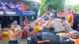 Kapolda Sulsel, Irjen Pol. Yudhiawan, bersama sejumlah pejabat utama Polda Sulsel, menembus banjir membantu warga Antang Makassar