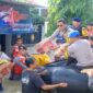 Kapolda Sulsel, Irjen Pol. Yudhiawan, bersama sejumlah pejabat utama Polda Sulsel, menembus banjir membantu warga Antang Makassar