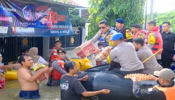 Kapolda Sulsel, Irjen Pol. Yudhiawan, bersama sejumlah pejabat utama Polda Sulsel, menembus banjir membantu warga Antang Makassar
