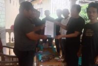 FK LSM-Pers menunjukkan surat somasi dan tuntutan kepada Kapolres Luwu Utara (Ist)
