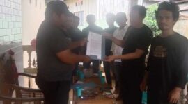 FK LSM-Pers menunjukkan surat somasi dan tuntutan kepada Kapolres Luwu Utara (Ist)