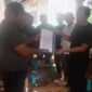 FK LSM-Pers menunjukkan surat somasi dan tuntutan kepada Kapolres Luwu Utara (Ist)