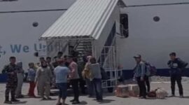 Video Amatir Oknum Polisi Menampar Emak-emak di Pelabuhan Soekarno-Hatta Makassar (Tangkapan Layar)