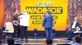 Tangkapan Layar Video Firdaus Oiwobo Ngamuk dengan pengacara Pitra Romadoni