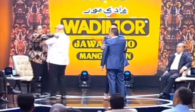 Tangkapan Layar Video Firdaus Oiwobo Ngamuk dengan pengacara Pitra Romadoni