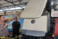 Kapolres Pelabuhan Makassar memperlihatkan mesin pemanen padi yang nyaris dijual ke Surbaya kini sudah diamankan