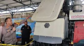 Kapolres Pelabuhan Makassar memperlihatkan mesin pemanen padi yang nyaris dijual ke Surbaya kini sudah diamankan