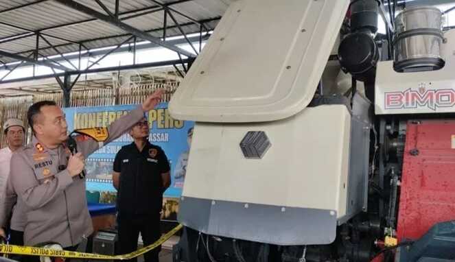 Kapolres Pelabuhan Makassar memperlihatkan mesin pemanen padi yang nyaris dijual ke Surbaya kini sudah diamankan