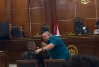 Razman Arif Nasution saat menghampiri Hotman Paris di ruang sidang PN Jakut (foto:IG/@hotmanparis)